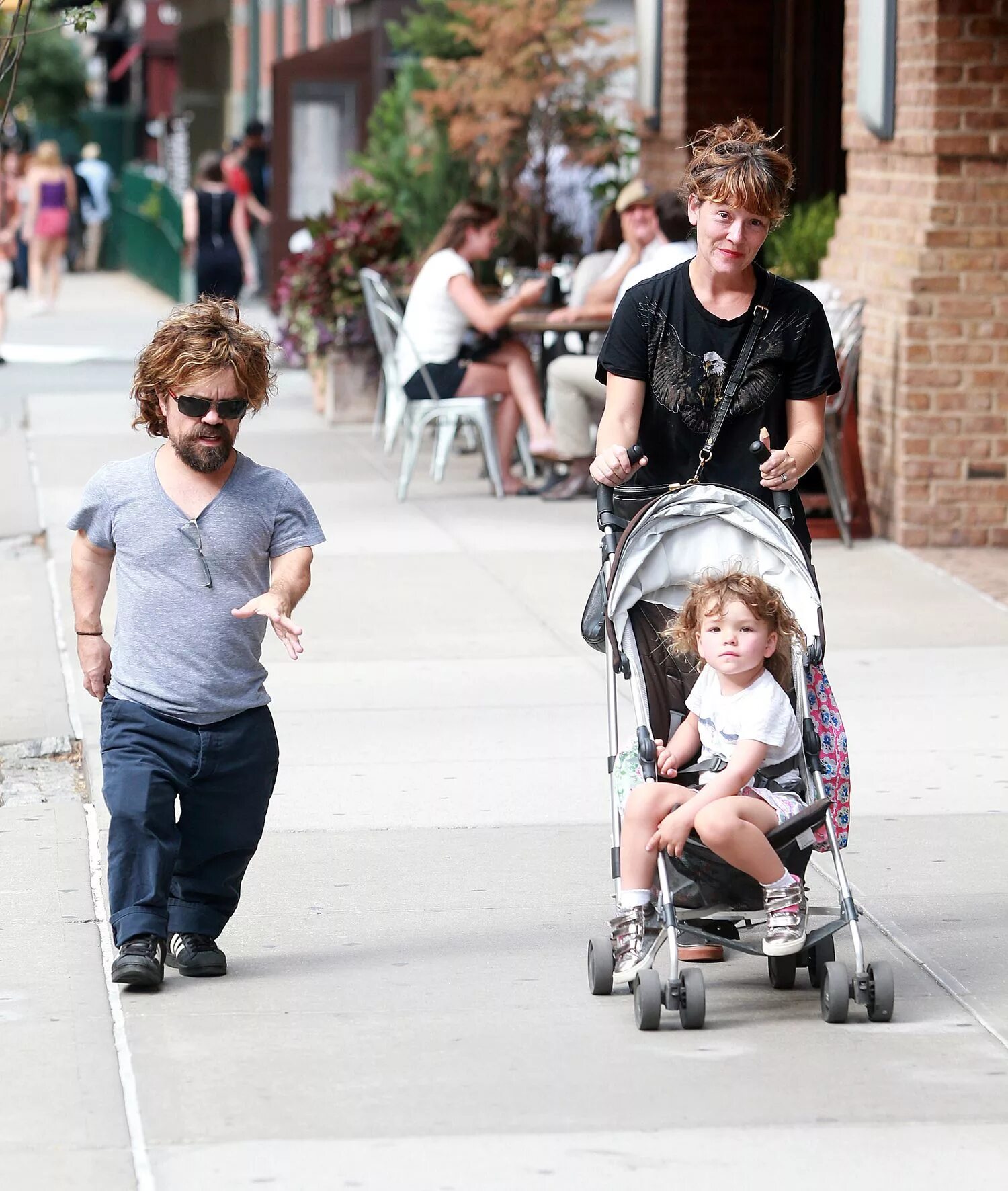 Питер динклэйдж с женой и дочкой. Питер динклэйдж с женой. Эрика шмидт жена питера динклэйджа. Питер динклэйдж с женой. Эрика шмидт и питер динклэйдж.