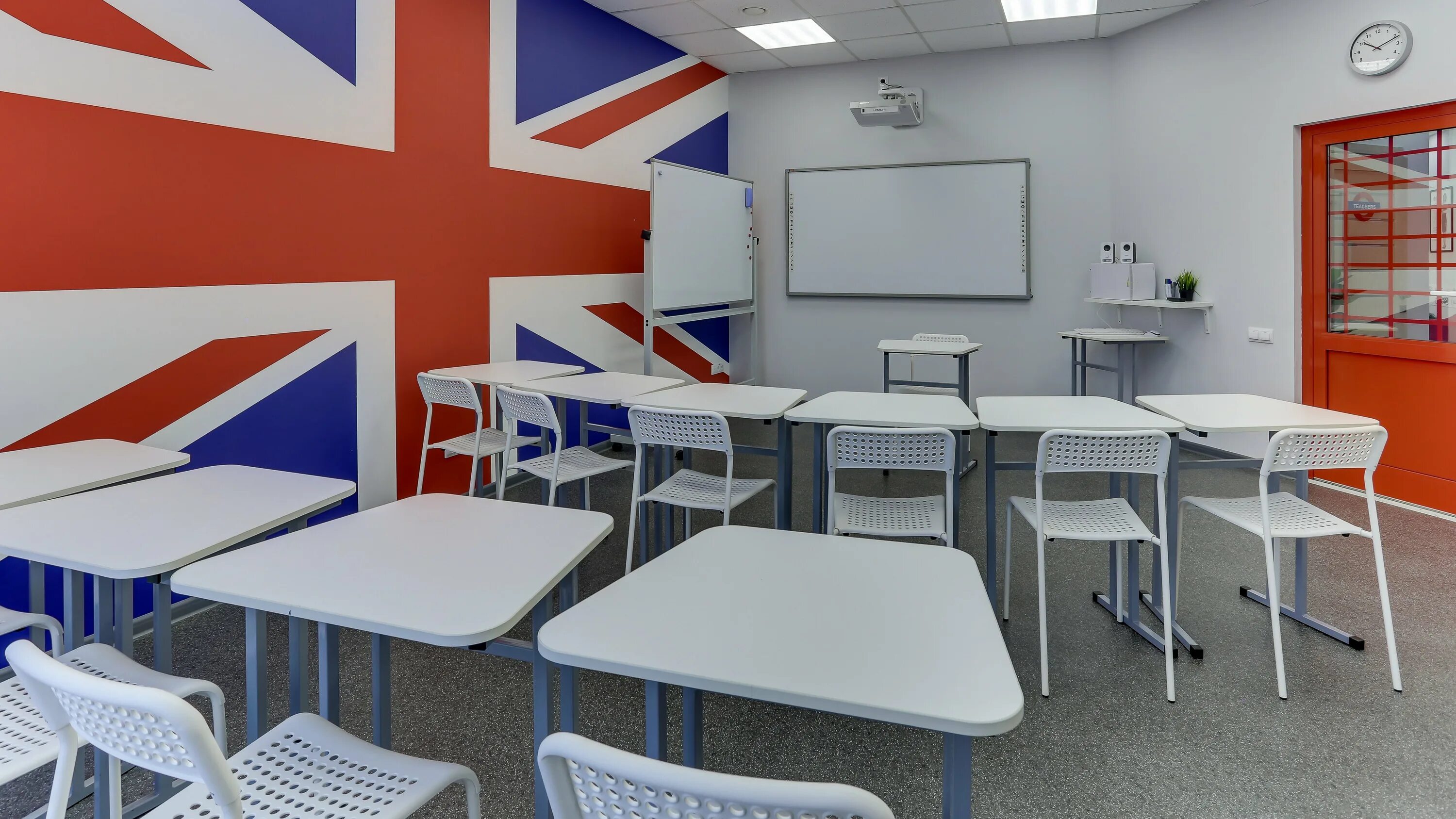 School of english ульяновск. Класс английского языка будущего. Класс английского языка будущего. Современный кабинет английского языка. Интерьер английской школы.