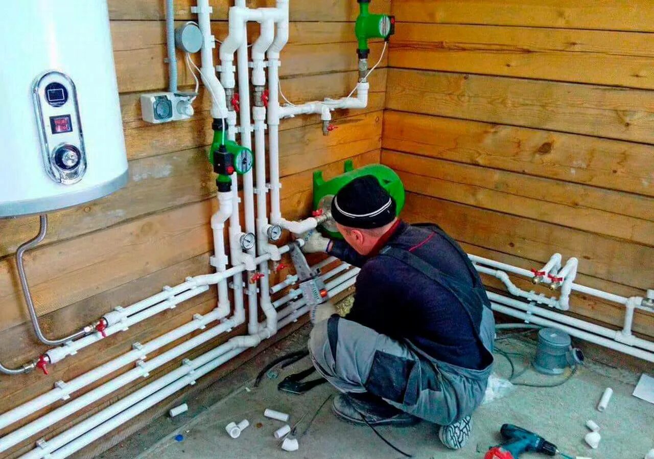 Разводка труб водоснабжения рехау. Как смонтировать водопровод. Как смонтировать водопровод. Монтаж водоснабжения в доме. Водоснабжение из полипропилена.