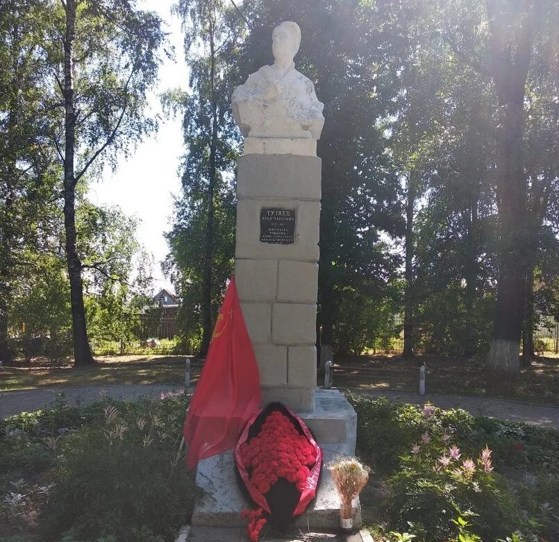 Памятник толбухину в тутаеве. Ярославская область г тутаев памятник тутаева. Памятник илье тутаеву. Ильи тутаева. Ильи тутаева.