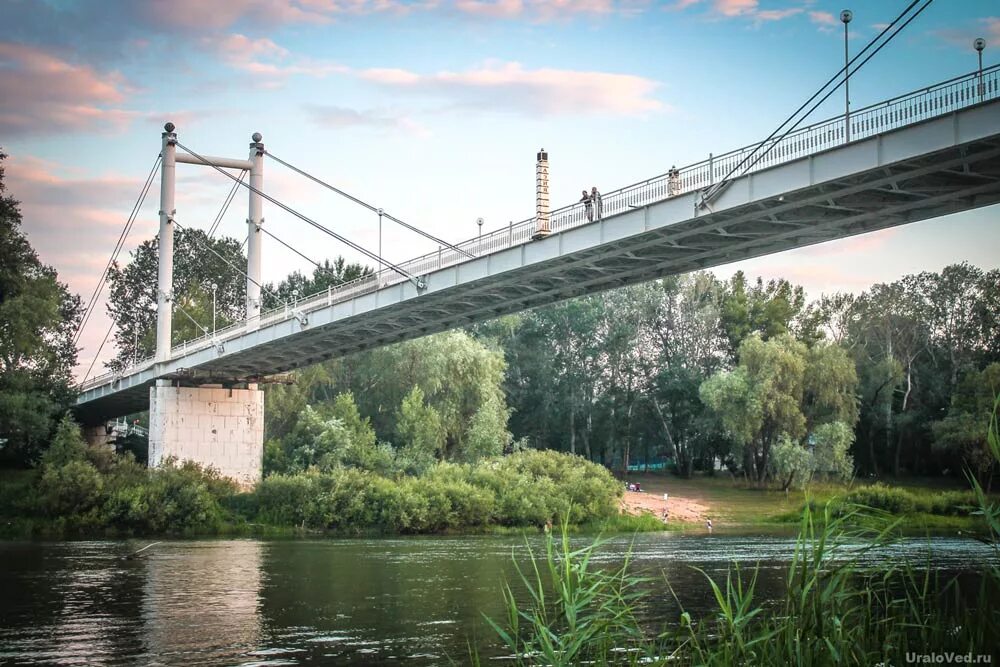 Мост через урал фото. Пешеходный мост через реку Урал Оренбург. Пешеходный мост Европа-Азия Оренбург. Мост через Урал Оренбург Европа Азия. Мост реки Урал в Оренбурге.