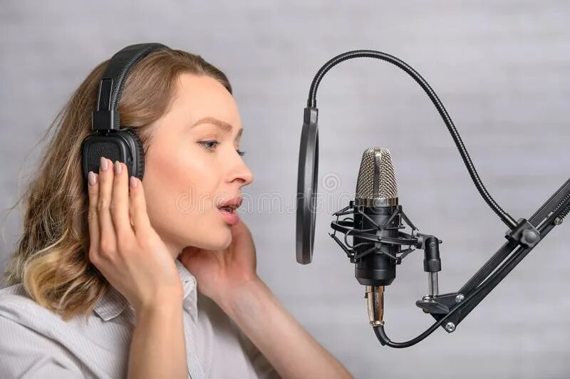 Микрофон. Музыкальная волна. Радиовещание сми. Наушники на человеке. Микрофон для звукозаписи.