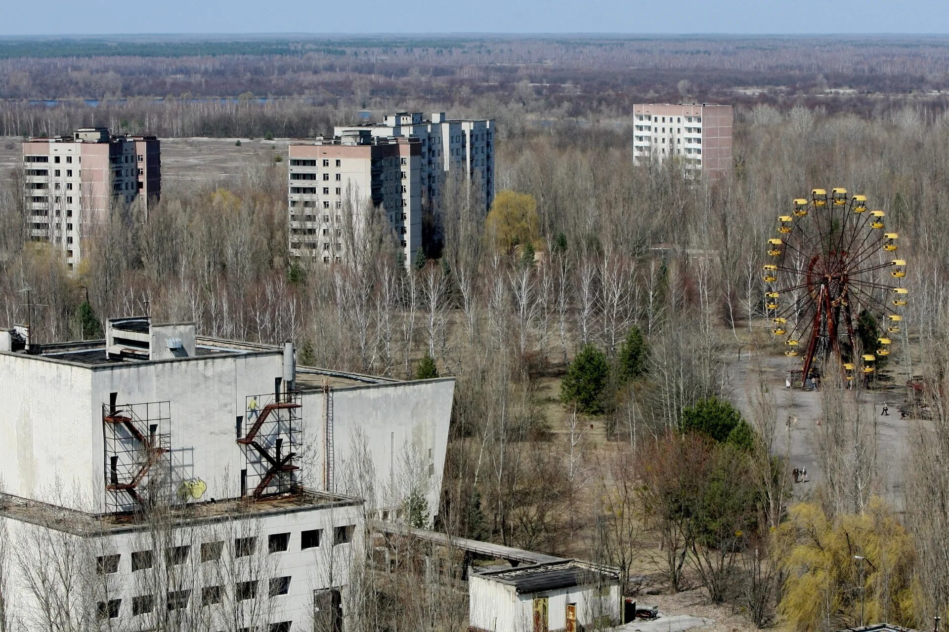В каком городе находится припять. Припять чернобыль чаэс зона отчуждения. припять 2025 возрождение. чернобыльская аэс и город припять. зона отчуждения город припять.