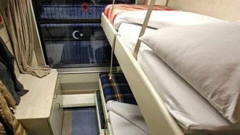 В 2 одинаковых спальных вагонах