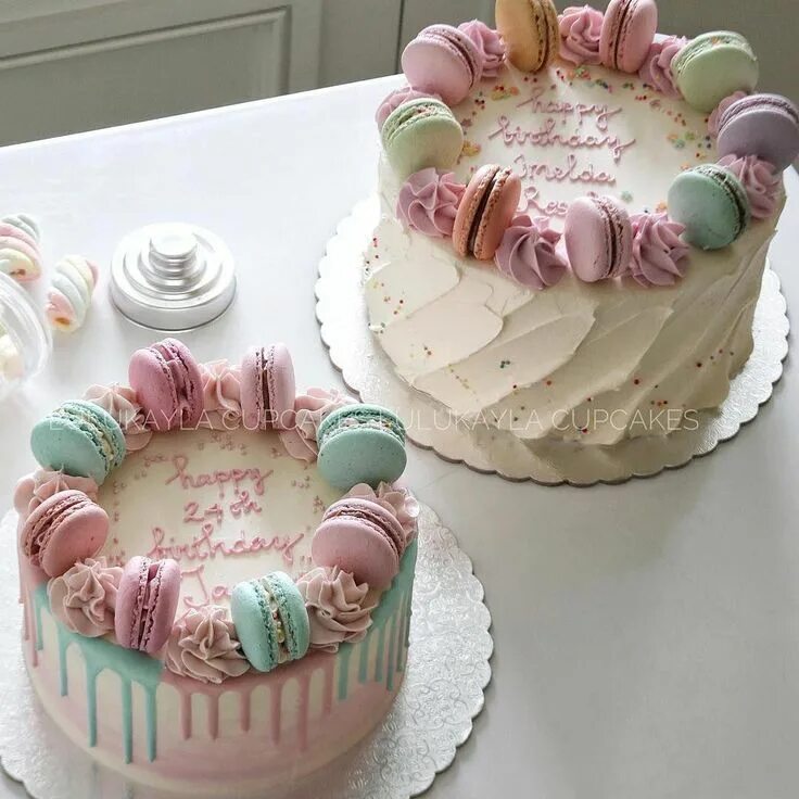 Pink baby shower cake topped with macarons and sprinkles Pastalar, Tatlı, Fondan