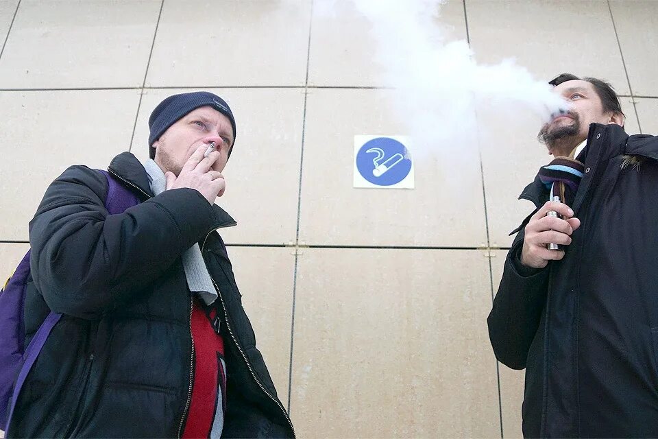 Запрет курения электронных сигарет в общественных. Курение в общественных местах. вейпы в общественных местах. курение вейпа в общественных местах. курят в курилке.