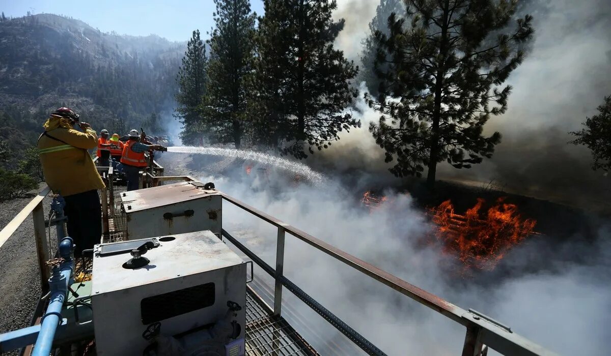 Пожар в дикси. Земля тушит огонь. Пожар Oregon Husky. Пожар на НПЗ США Oregon Husky. The Pacific Fire.