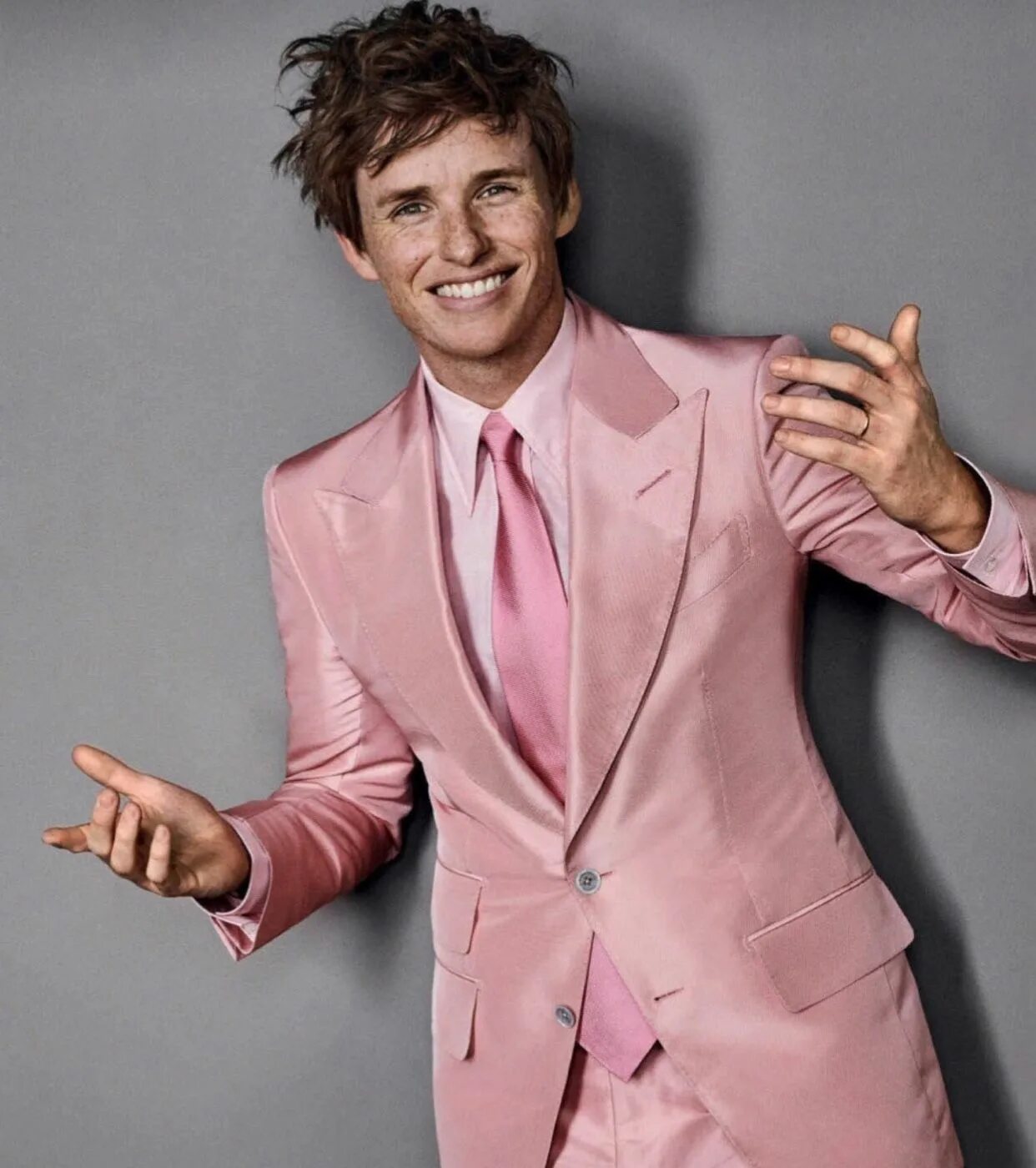 Polo assn рубашка. Билли портер в розовом платье. Мужчина в розовом. Мужские костюмы розового цвета. Розовые мужские луки.