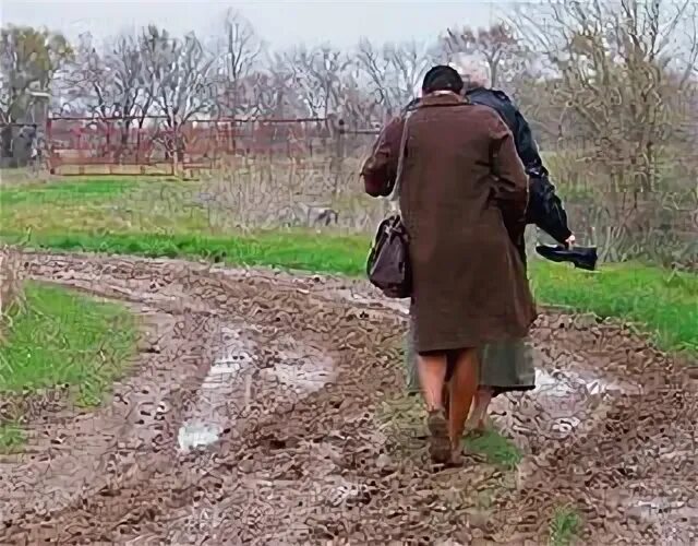К чему снится грязь идти по грязи. Босиком в грязи в деревне. снилось я голая иду по улице. к чему снится ходить голым по улице. к чему сниться голой идти по улице.