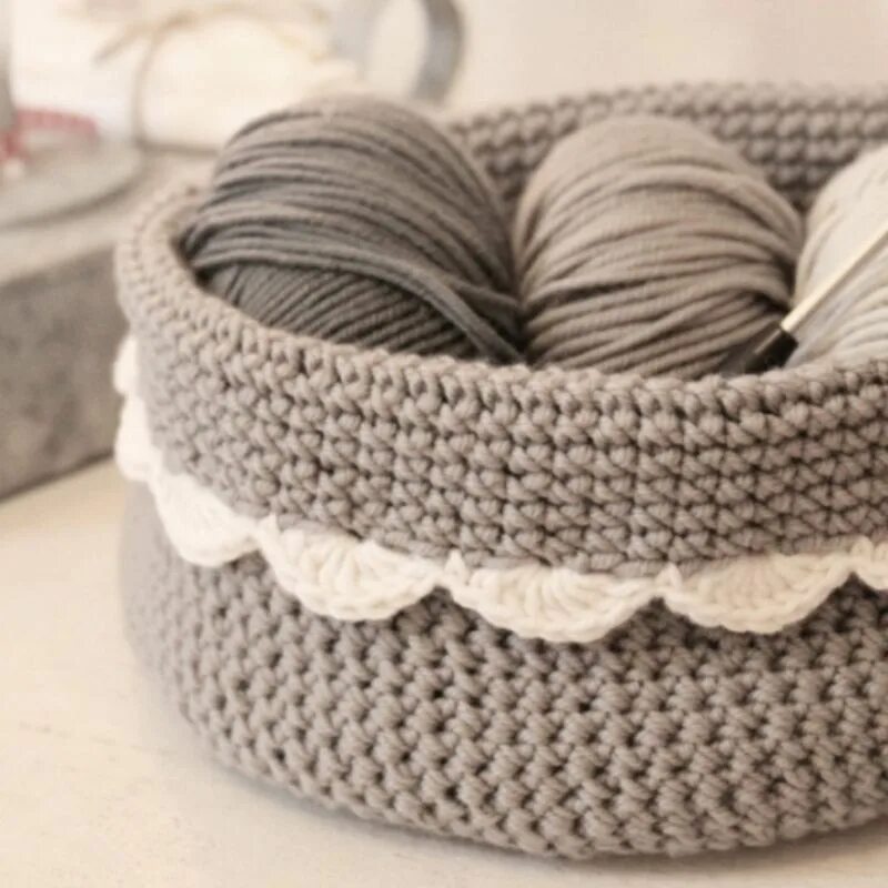 Корзины из трикотажной пряжи. Вязаная корзина для белья. Вязаные корзинки. Трикотажные корзинки. Трикотажные корзинки.