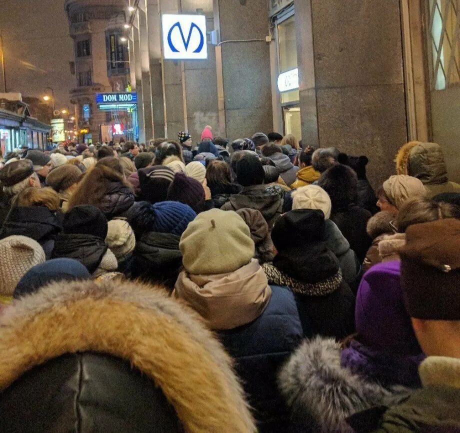 Час пик в спб. Станция метро петроградская санкт-петербург. петроградская метро спб. станция петроградская петербургского метрополитена. станция метро петроградская спб.