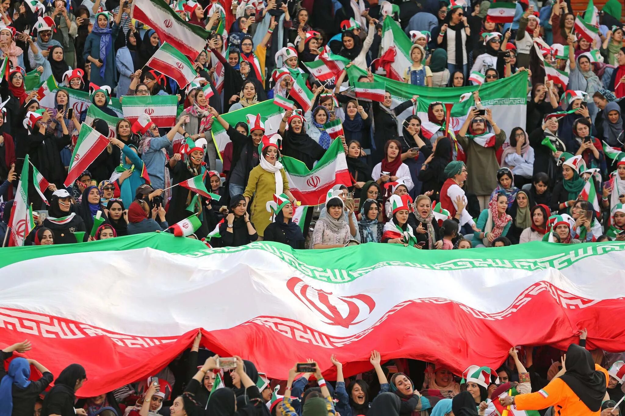 Iran national football team. Иран девушки. Стадион истиклол фергана. Сборная ирака по футболу форма. Амирабад иран.