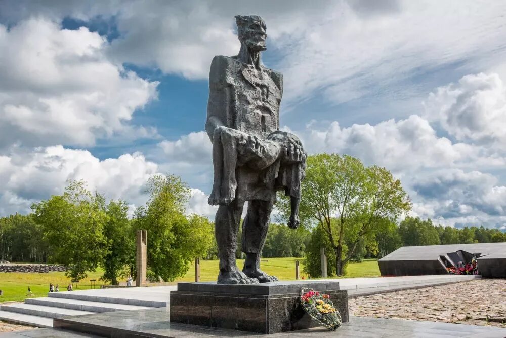 Памятники войны в беларуси. Мемориальный комплекс Хатынь Беларусь. Мемориал комплекс Хатынь. Памятник Хатынь в Белоруссии. Памятник в мемориальном комплексе «Хатынь».