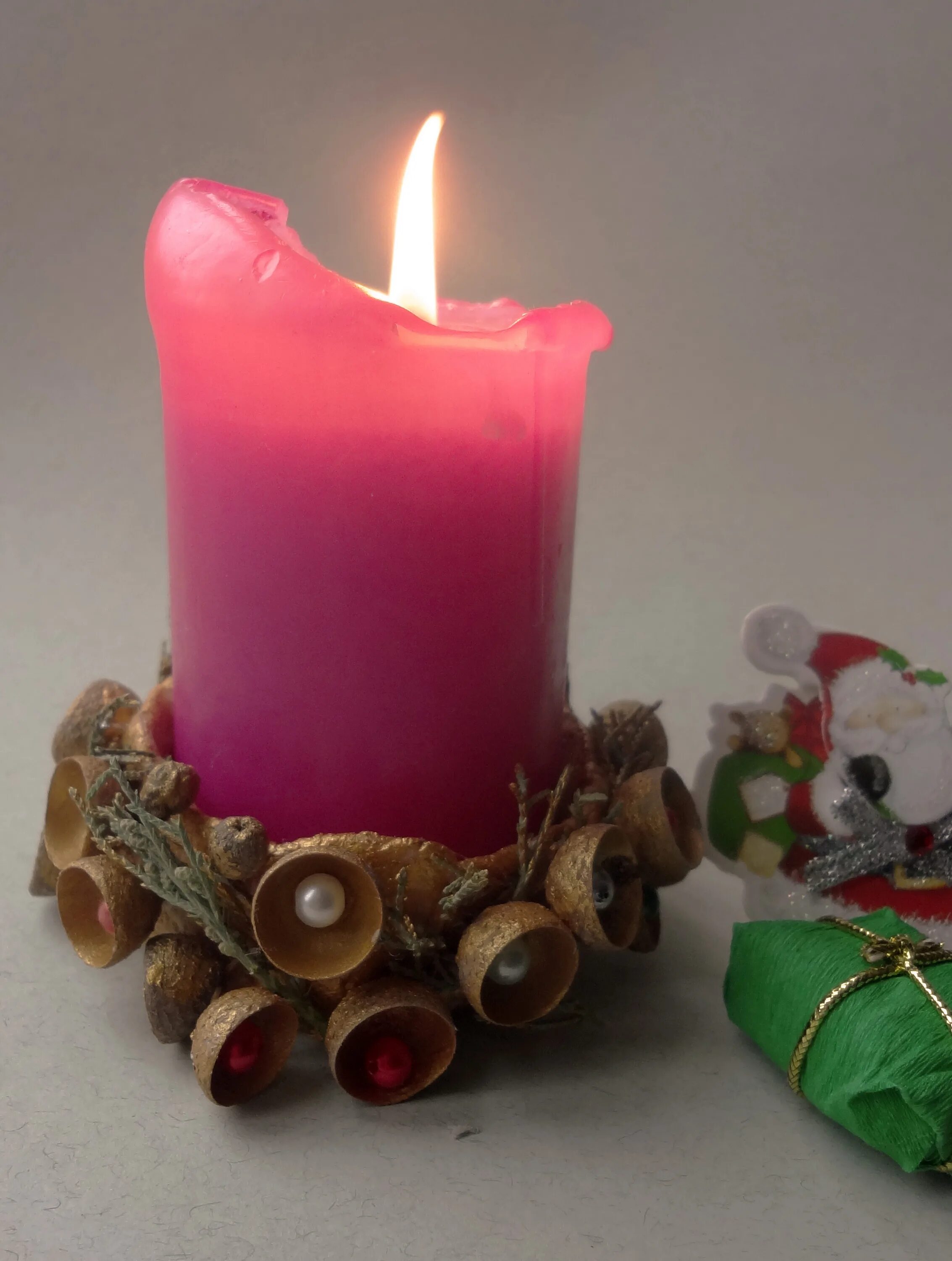 подсвечники из пластиковых бутылок. подсвечник из пластика. оригинальный декор для дома. сделать подсвечник из подручных материалов. подсвечники своими руками из подручных материалов.