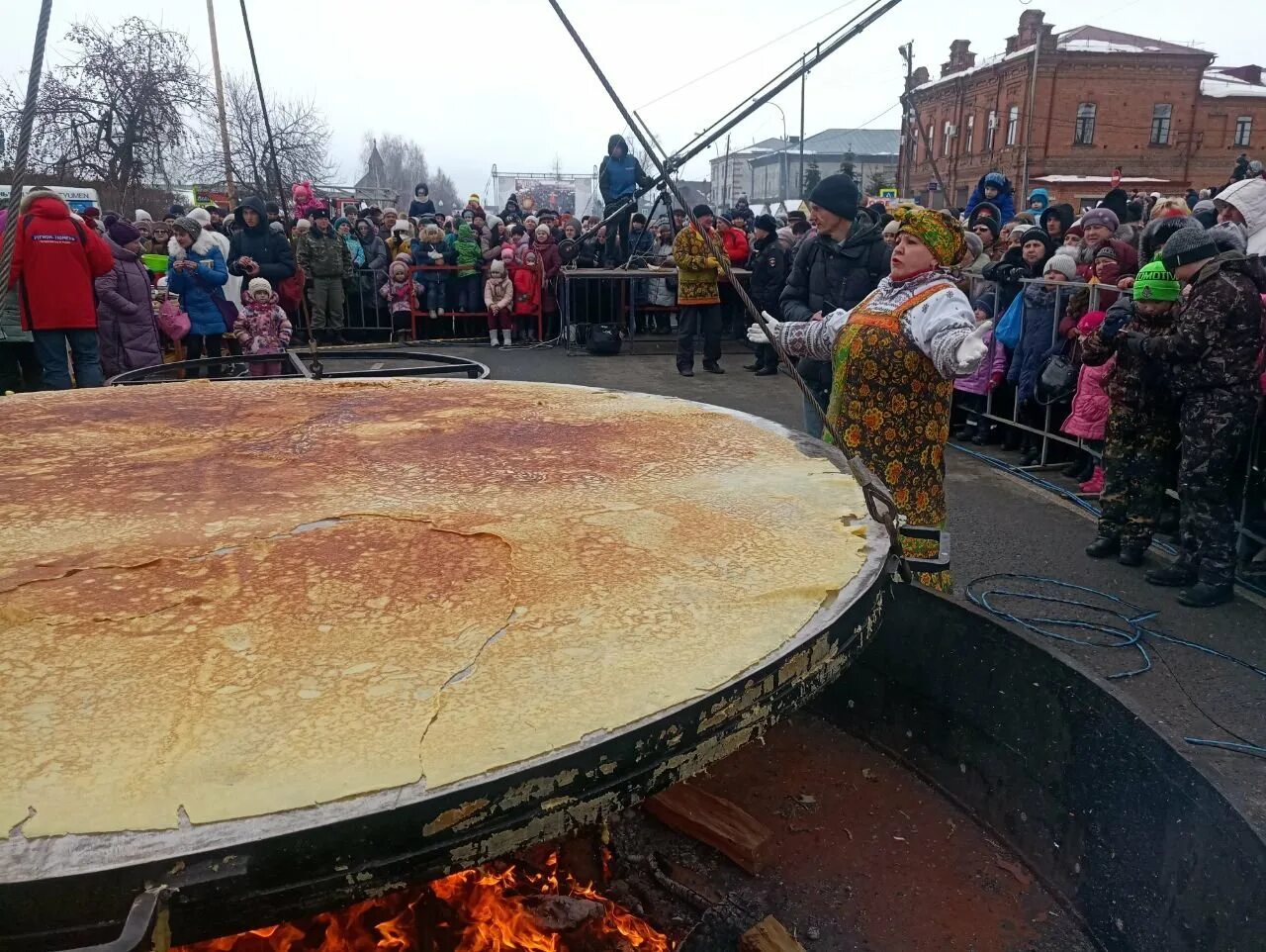 Самый большой блин на масленицу. Гигантский блин Ялуторовск. Блинная Ялуторовск. Самый большой блин в Ялуторовске. Самый большой блин.