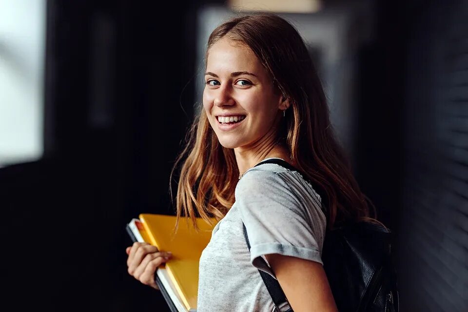 Фото студенток. Девушка студентка. Портрет девушки студентки. Девушка студентка улыбается. Девушка студентка дома.