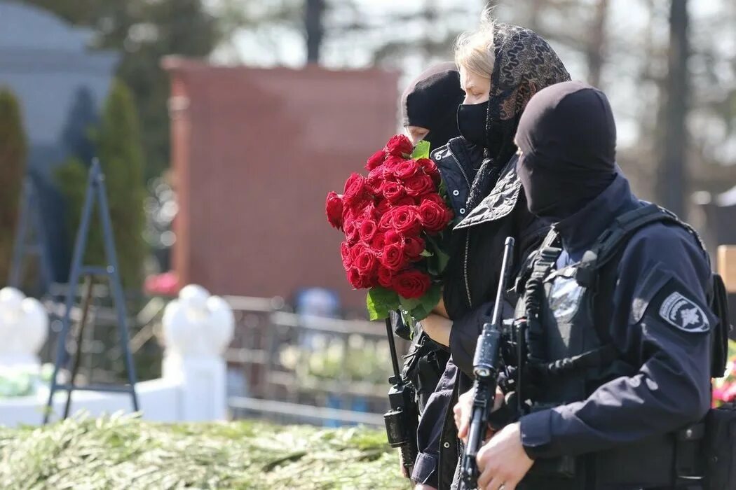 Охрана женщины. Похороны погибших в теракте в москве