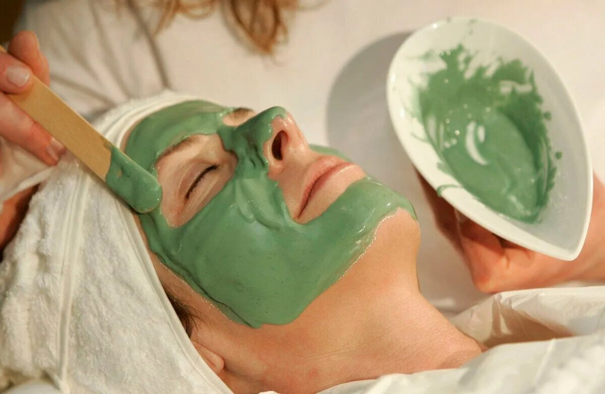 Альгинатная маска для лица в домашних условиях. Альгинатная маска. Водорослевая альгинатная маска. Альгинатная маска для лица. Нанесение альгинатной маски.