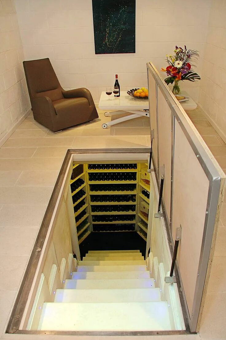 Как закрыть первый этаж. Лестница в подвал. Лестница в цокольный этаж. Лестница в подвал в частном доме. Лестница в подпол.