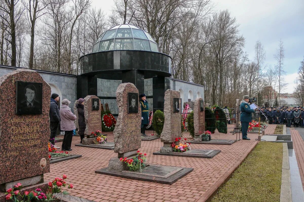 Серафимовское кладбище в спб. Серафимовское кладбище могилы знаменитостей. Серафимовское мемориальное кладбище. Серафимовское кладбище спб. Серафимовское кладбище санкт петербург мемориал блокада.