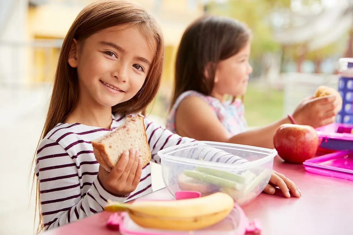 Making the lunch when the guests arrived. Kids lunch в узбекистане. child eat lunch. children have lunch on a bench picture. photo lunch at school.
