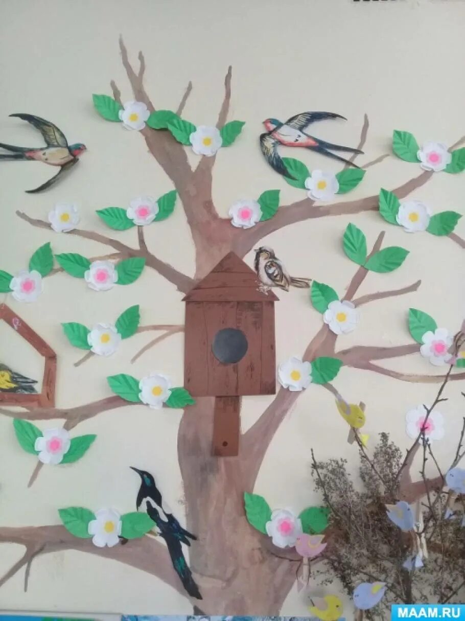 Животные и птицы весной подготовительная группа. Украшение весеннего дерева в детском саду. Украшение группы в детском саду к весне.