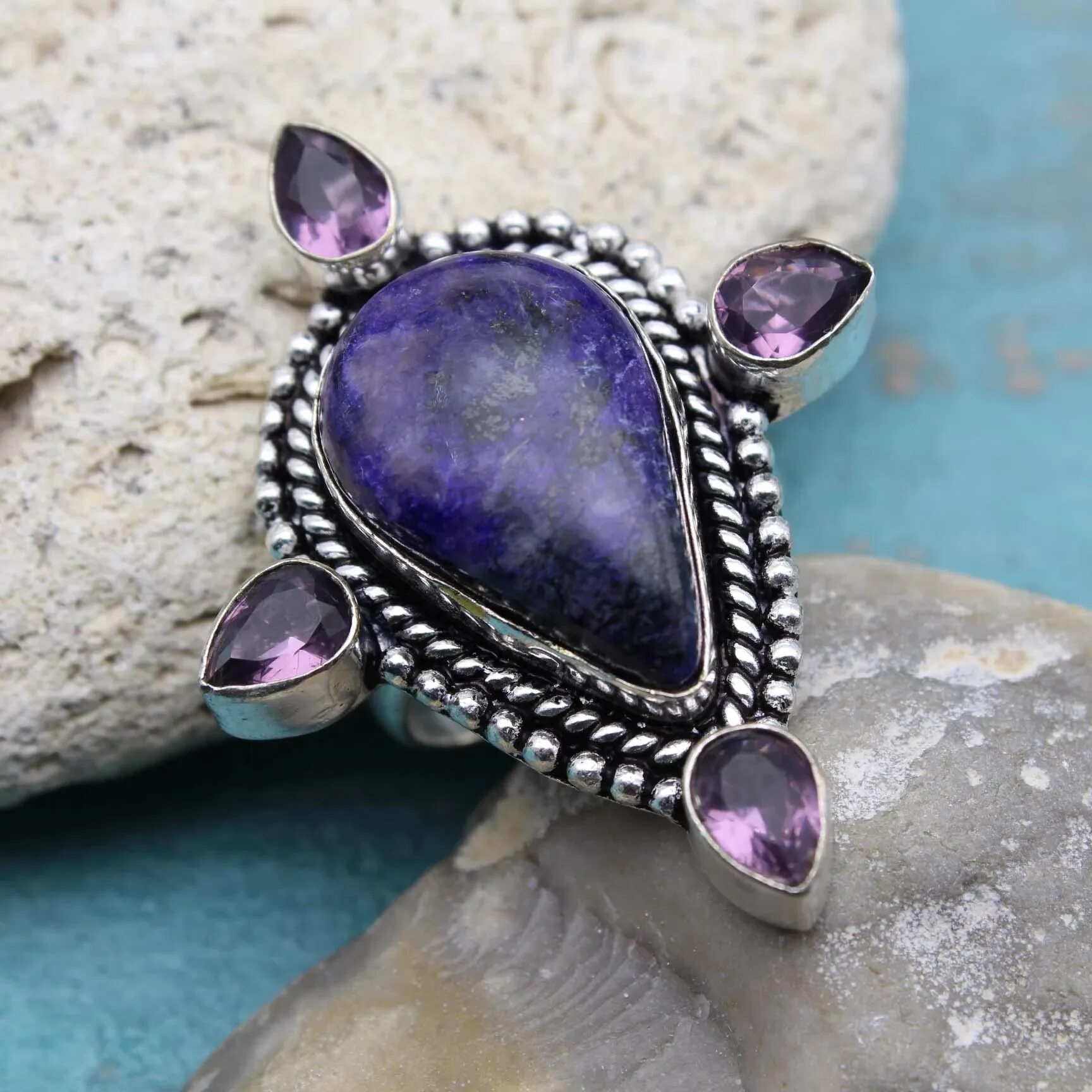 Чароит нефрит. Чароит камень минерал. Камень чароит магические. Аметист ларимар чароит. Камень чароит по знаку зодиака.