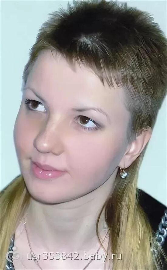 Гаврош 2020. Гаврош с укороченными висками. Короткие стрижки бритвой женские. Стрижка на длинные волосы с короткой макушкой и челкой. Удлиненные стрижки с короткой макушкой.