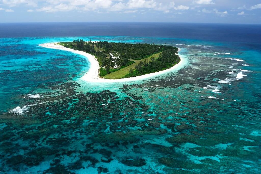 Чагос острова риф. Коралловые острова в индийском океане. Остров Мадагаскар острова индийского океана. Бёрд (остров, Сейшельские острова).