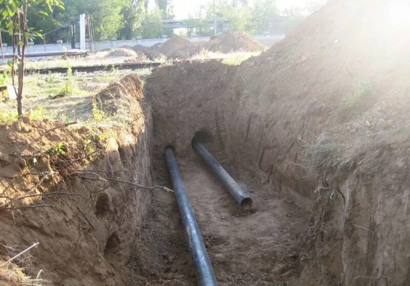 Копка траншей для водопровода. Прокладка водопровода проколом. Ручная копка траншей. Земляные работы водоснабжение. Прокладка магистральных трубопроводов.