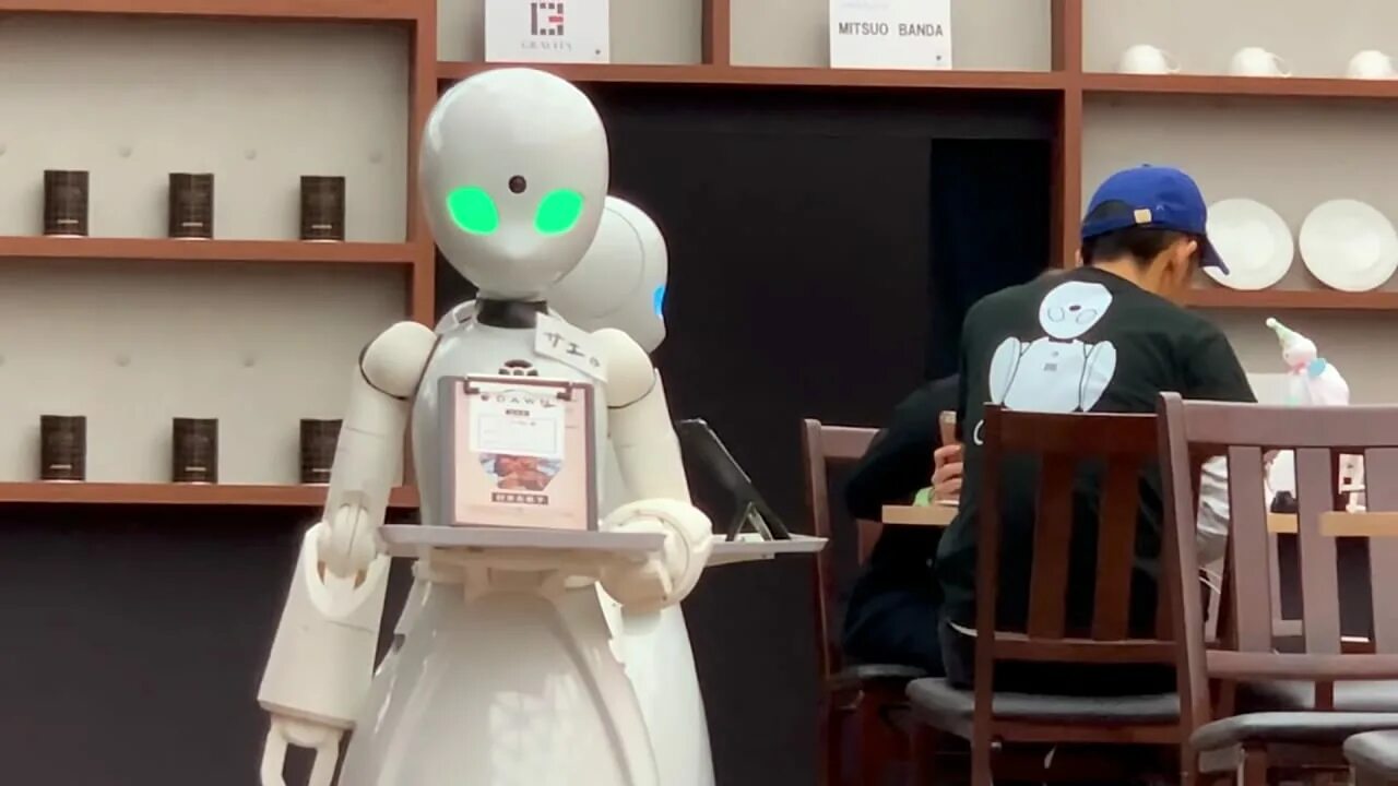 Включи робот работает. Роботы в японии. роботы в реальности. роботы официанты в японии. роботы управляемые оператором.