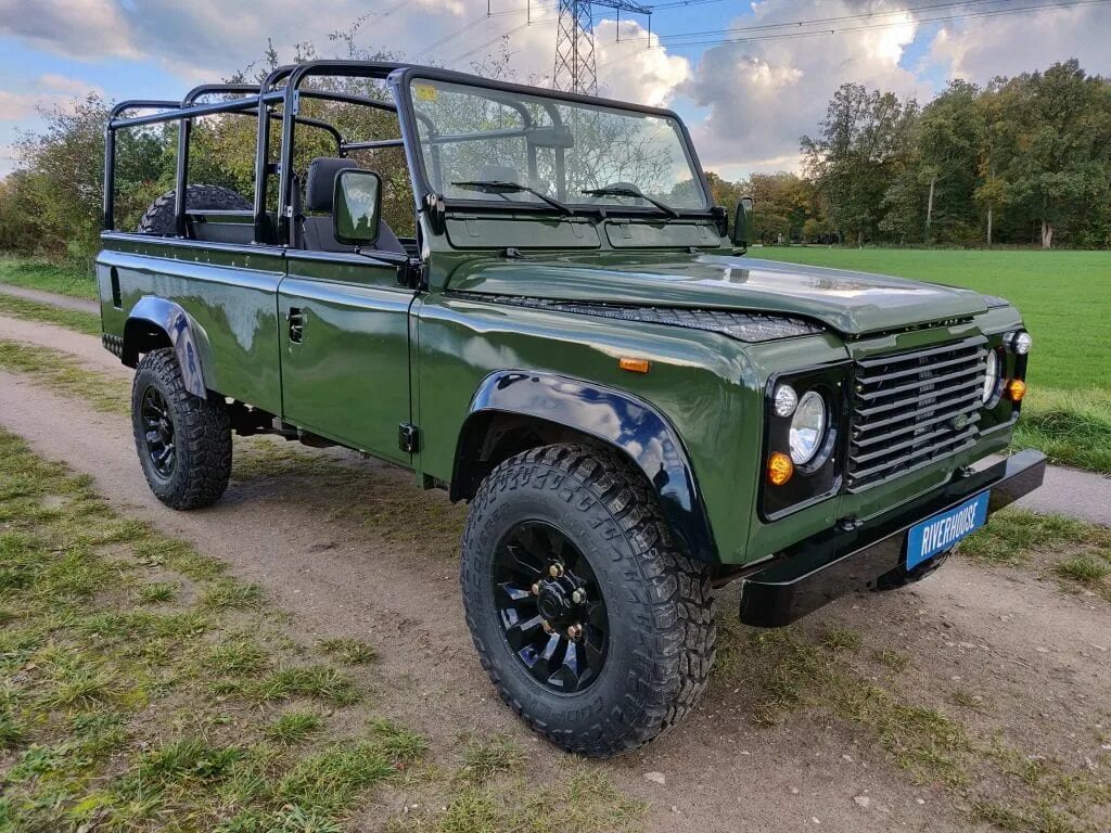 Defender 675. Лэнд Ровер Дефендер 1992. Ленд Ровер Дефендер 110. Дефендер 110 зеленый. Дефендер 3.