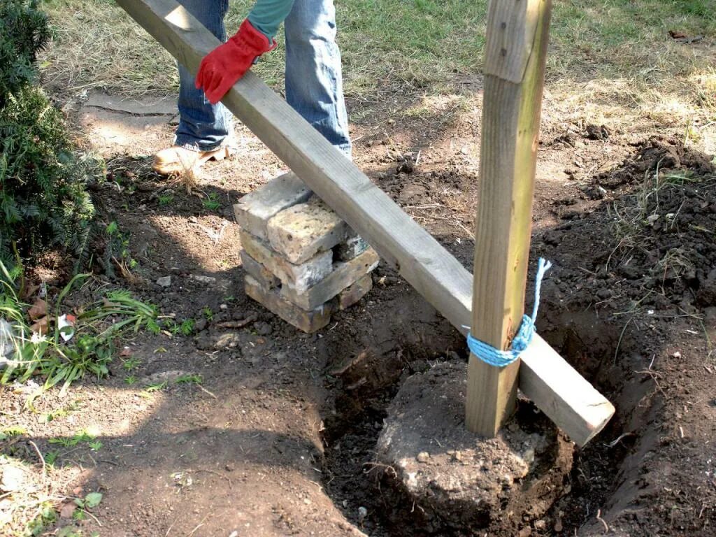 Установка деревянных столбов для забора. Бетонирование столбов для забора м300. деревянные столбы для забора. бетонные столбы для забора. монтаж столбов для забора.
