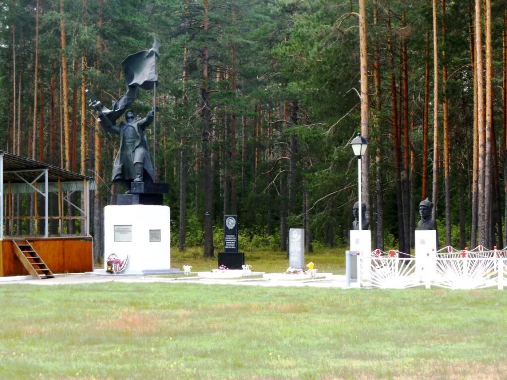 Пестово новгородская область телефон. Братское кладбище Пестово. Пестово Новгородская область мемориалы. Пестово достопримечательности. Памятники в Пестово Новгородской области.