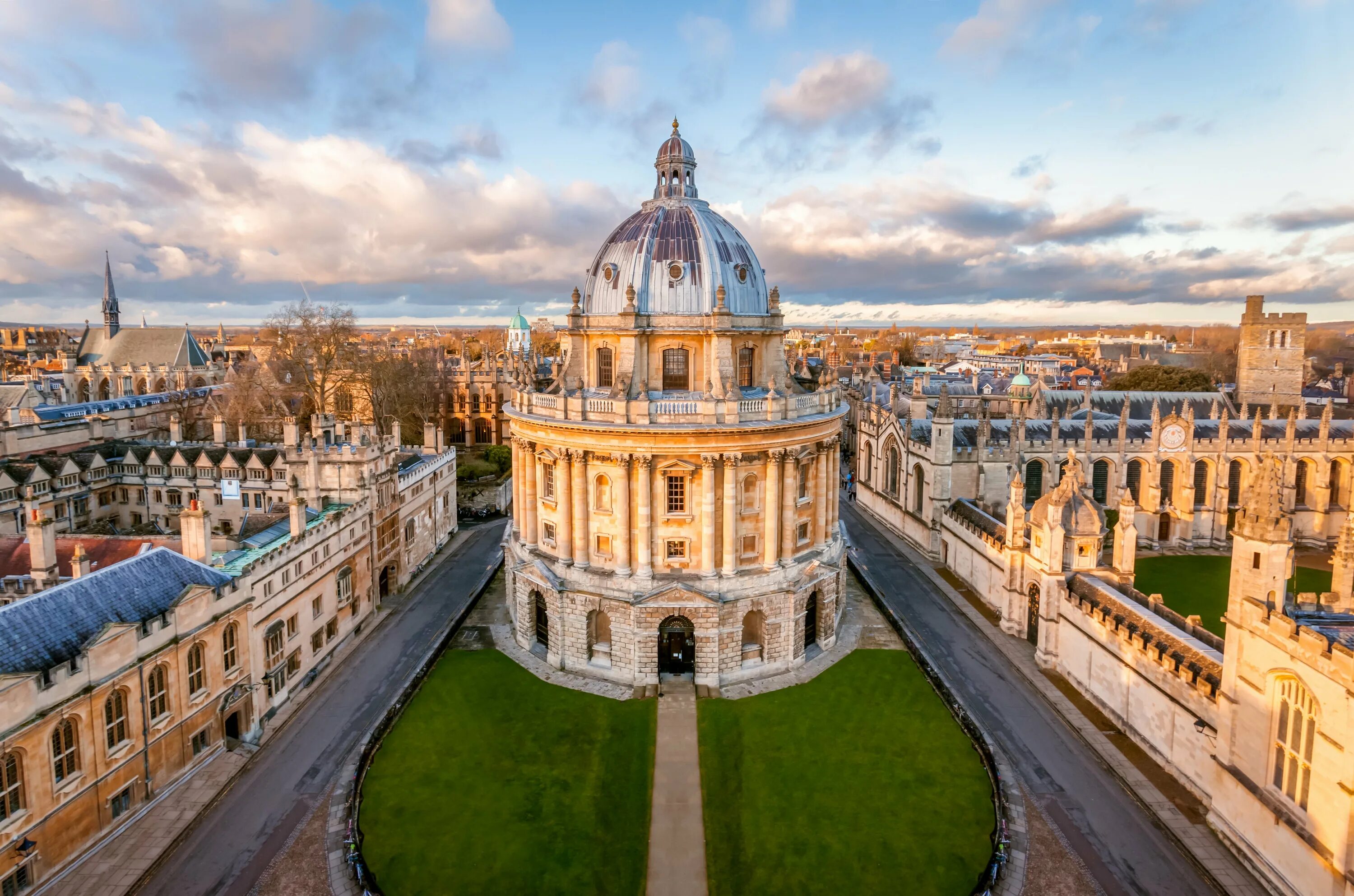 Oxford picture. Оксфордский университет Великобритания. Ротонда Рэдклиффа в Оксфорде. Сити-оф-Оксфорд университет.