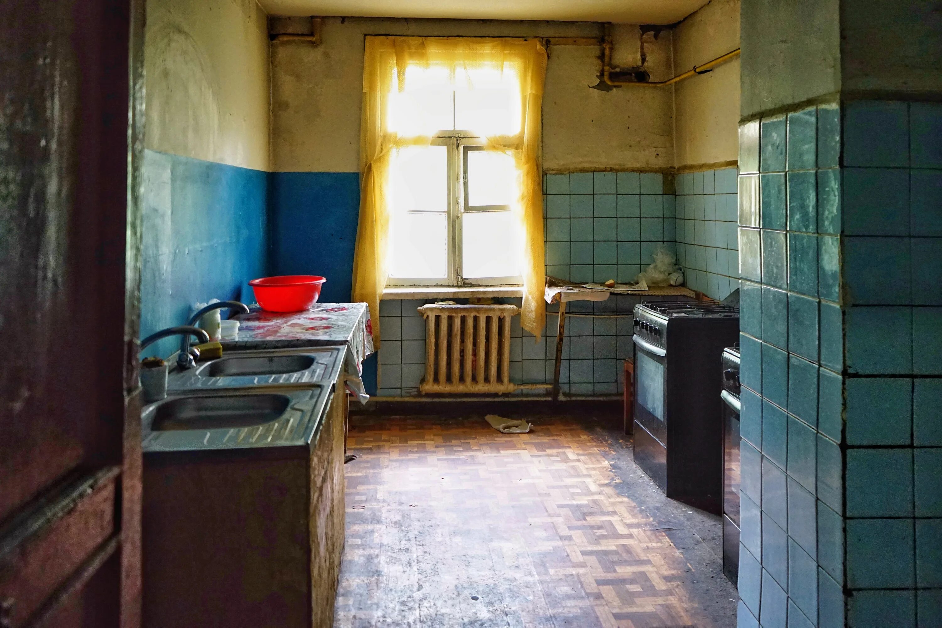 Комната в бараке. Советские бараки внутри. Барак коммуналка. Квартира в бараке. Старая комната в бараке.