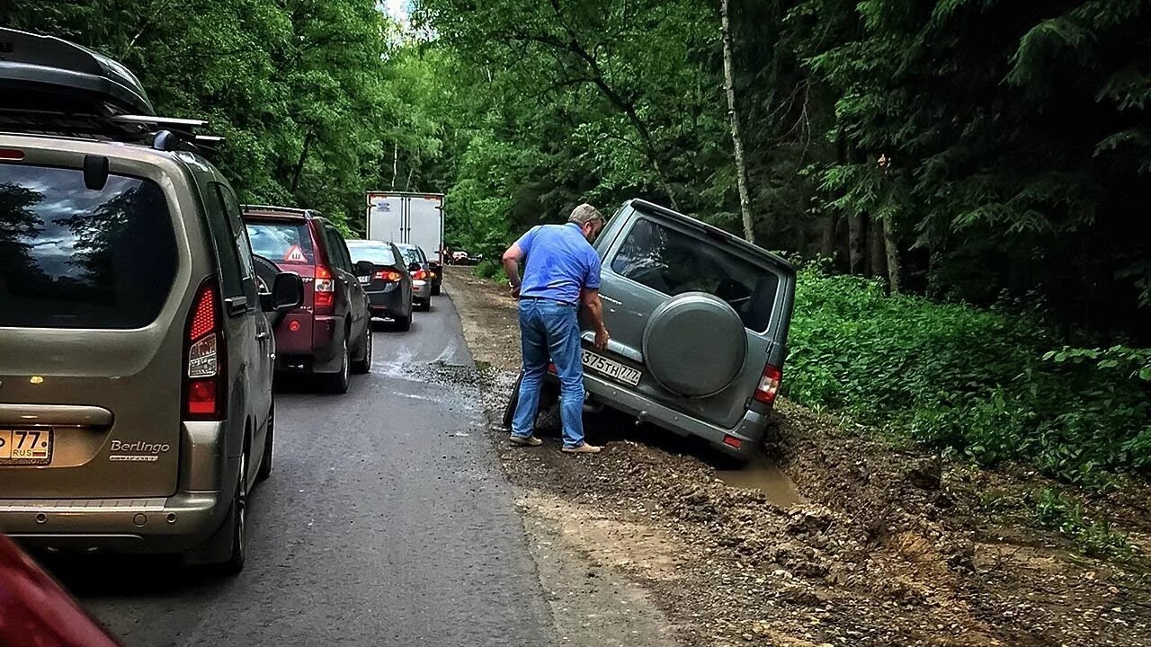 Карма на дороге. Езда по обочине. Автомобиль на обочине. Обгон по обочине. Обочечники на дороге.