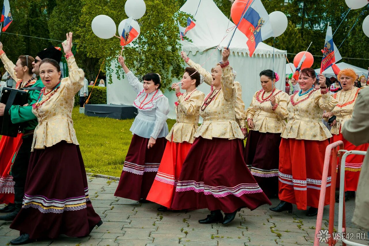 Фотоконкурс национальный костюм. Колорит народов Кузбасса. Мама и дети в национальных костюмах фотоконкурс. Конкурс национальный колорит работы. 4-Й Международный фотоконкурс "мама и дети в национальных костюмах".