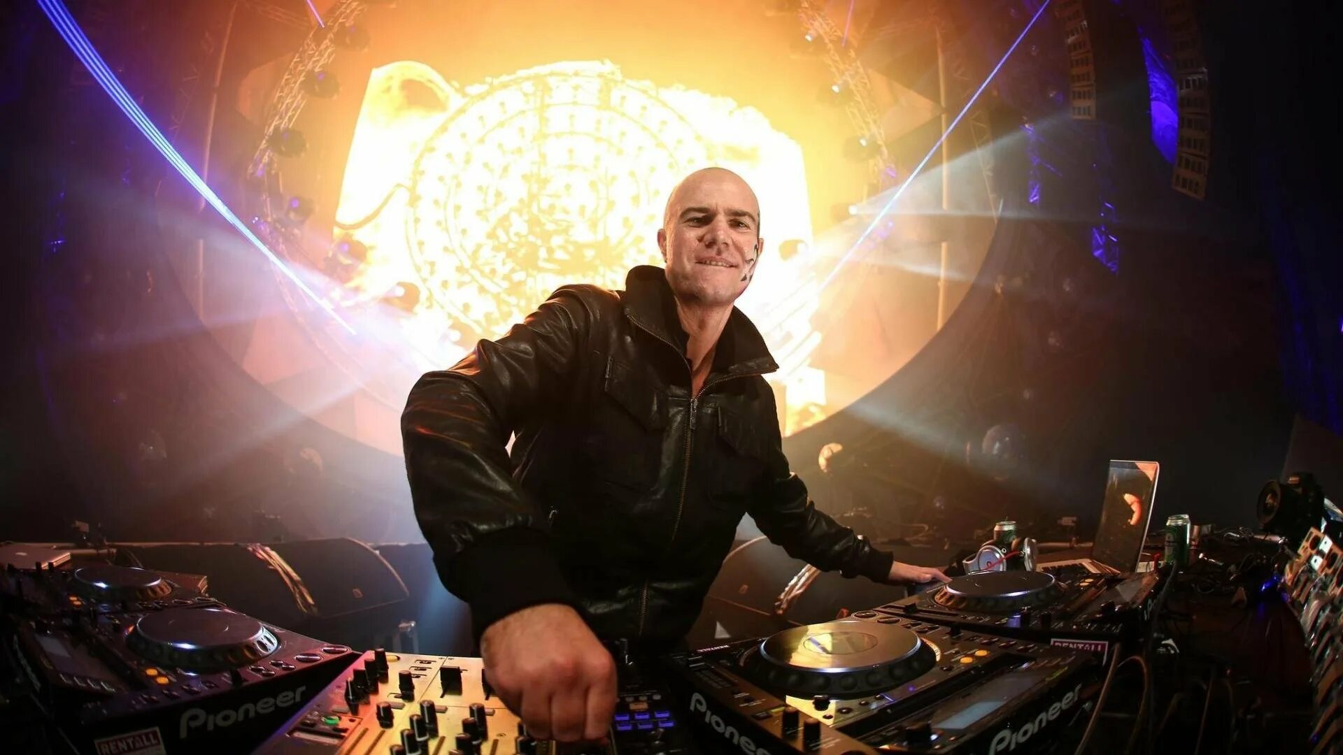 Евгений кушнир ди джей. Крутые диджеи слушать. Крутые диджеи слушать. Тиесто группа. Dj фотосессия.