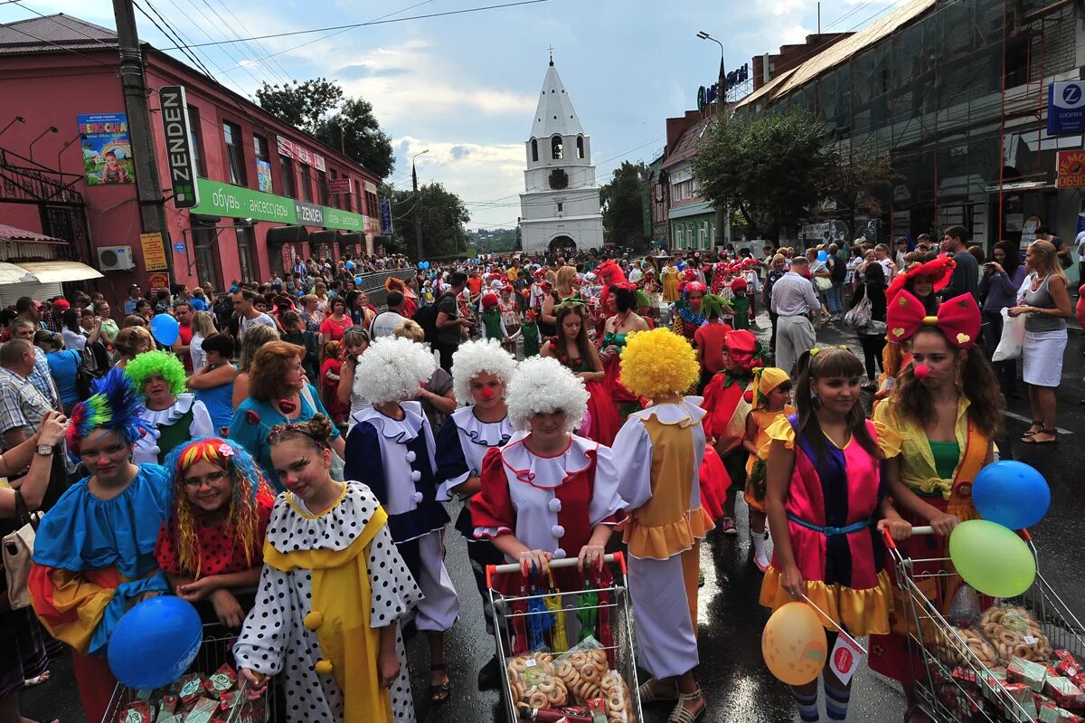 Работа в самаре праздники. Работа в самаре праздники. Академия праздника самара. Карнавальные шествия в россии. Фото самара праздники.