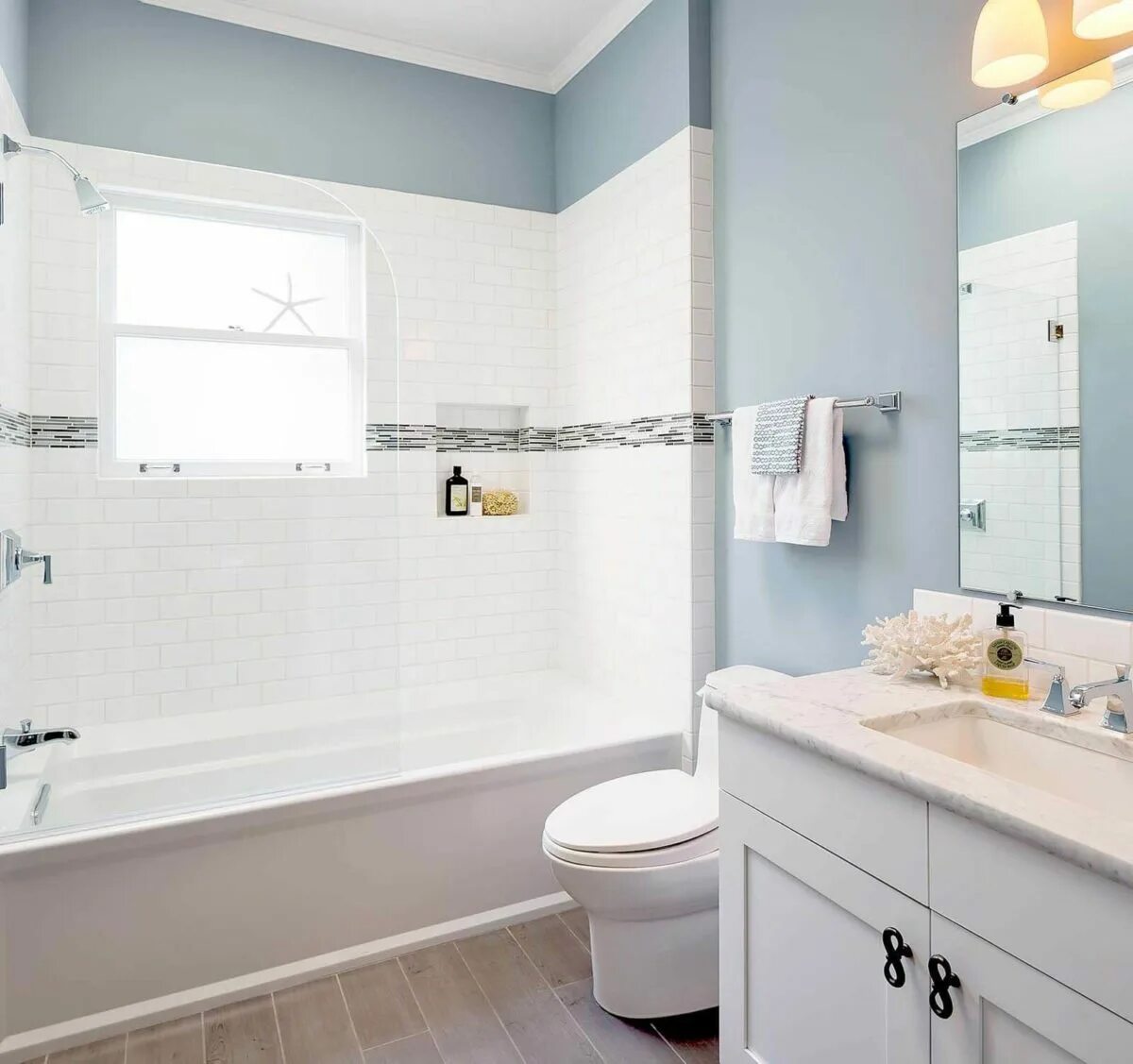 Белая ванная комната. Комбинированная ванна плитка и покраска. Ванная комната плитка и краска. Белая плитка в ванной. Зона ванной комнаты