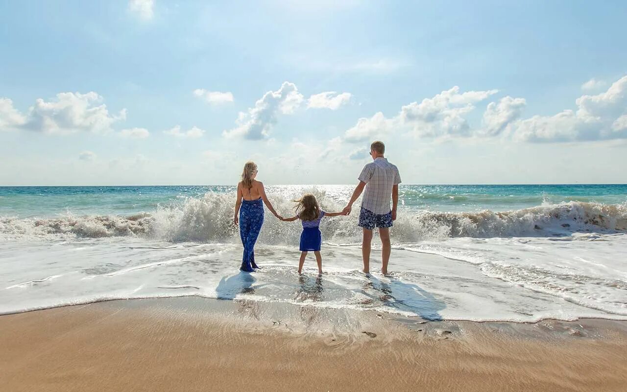 Ребенку перед поездкой на море. Поездка на море семьей. Семейная фотосессия на море. Путешествие к морю. Счастливая семья на море.