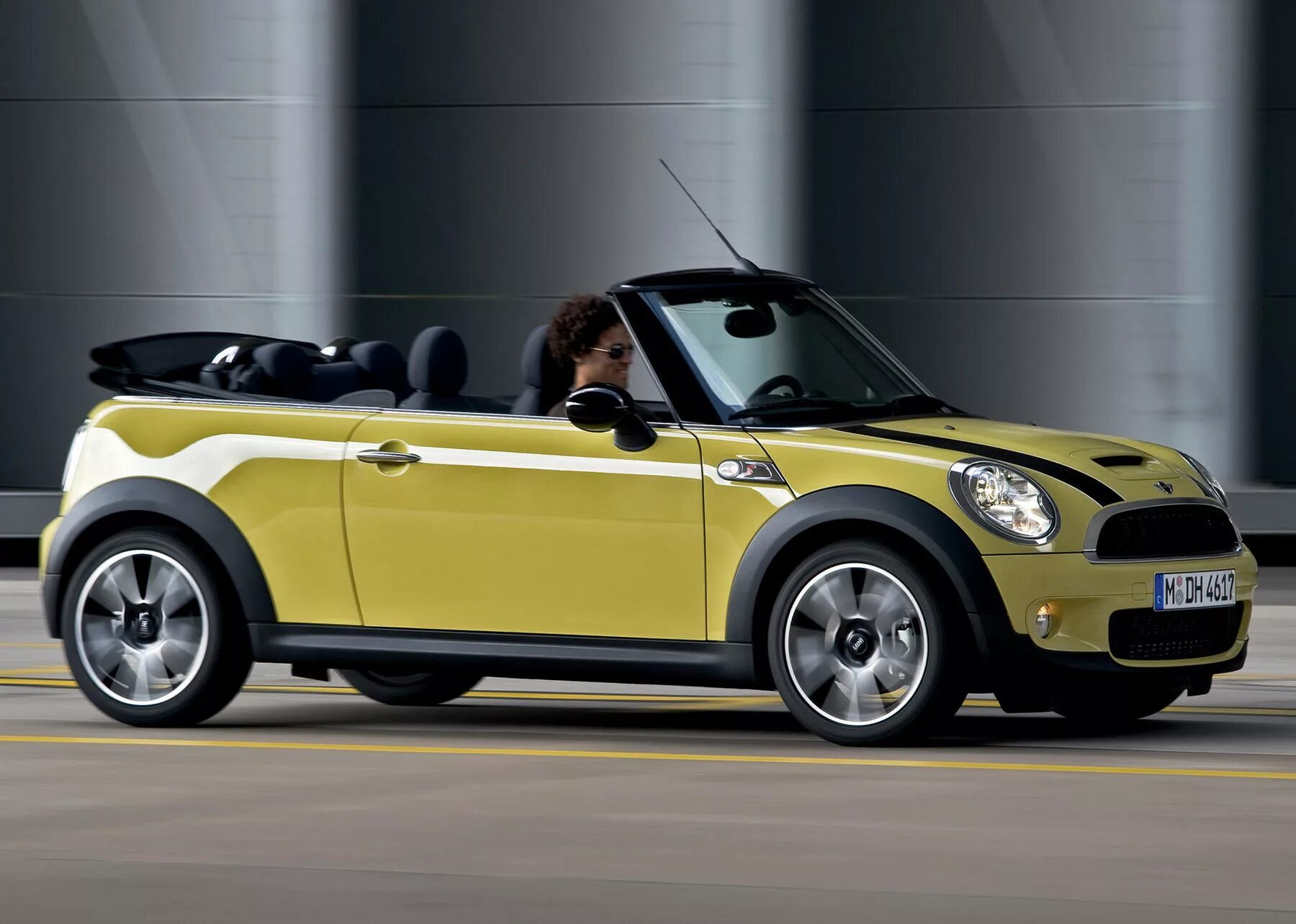 Мини машины для женщин. Мини купер кантримен кабриолет. mini cooper 2. мини купер кабриолет 4 двери. mini 2007 cabrio.
