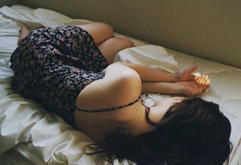 Мужчина и женщина в постели арт. Связал спящую девушку. Женщина в смирительной рубашке. Девушка лежит. Девушка в постели спит.