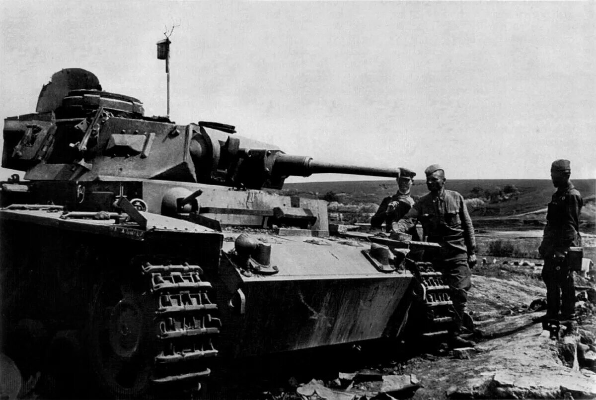 Танк тигр 1942 года. Panzer 3 подбитый. Немецкие танки 1941 -1942. Подбитый немецкий танк PZ-3. Почему немецкие танки