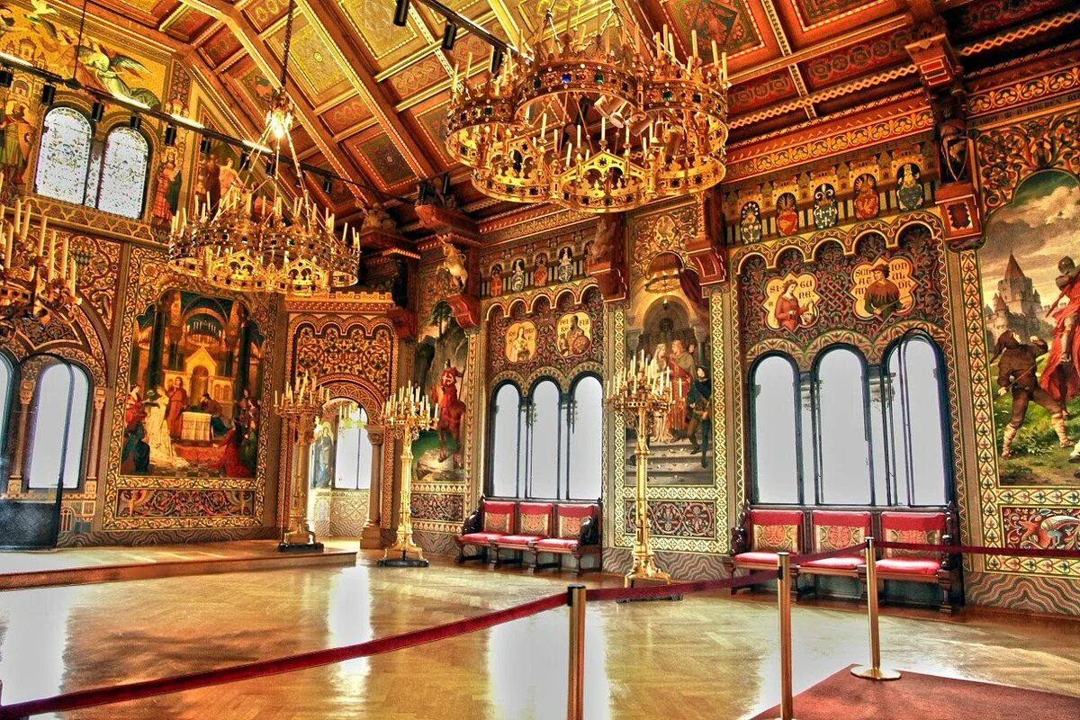 Замок Нойшванштайн внутреннее убранство. Замок Нойшванштайн, Хоэншвангау, Бавария, Германия. Замок Нойшванштайн Тронный зал. Нойшванштайн Германия внутри.