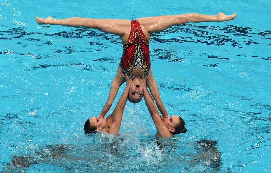 Спортсменки синхронного плавания. Фигурное плавание. Синхронное плавание поддержки. Водные гимнасты.