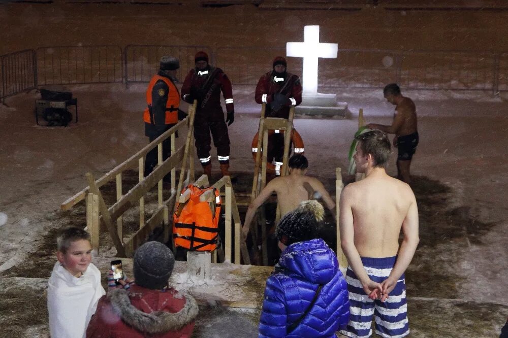 наташинские пруды крещение 2022. наташинские пруды люберцы купель. крещенские купания. калуга купание на яченском водохранилище в крещение. купели в новосибирске на крещение 2022.