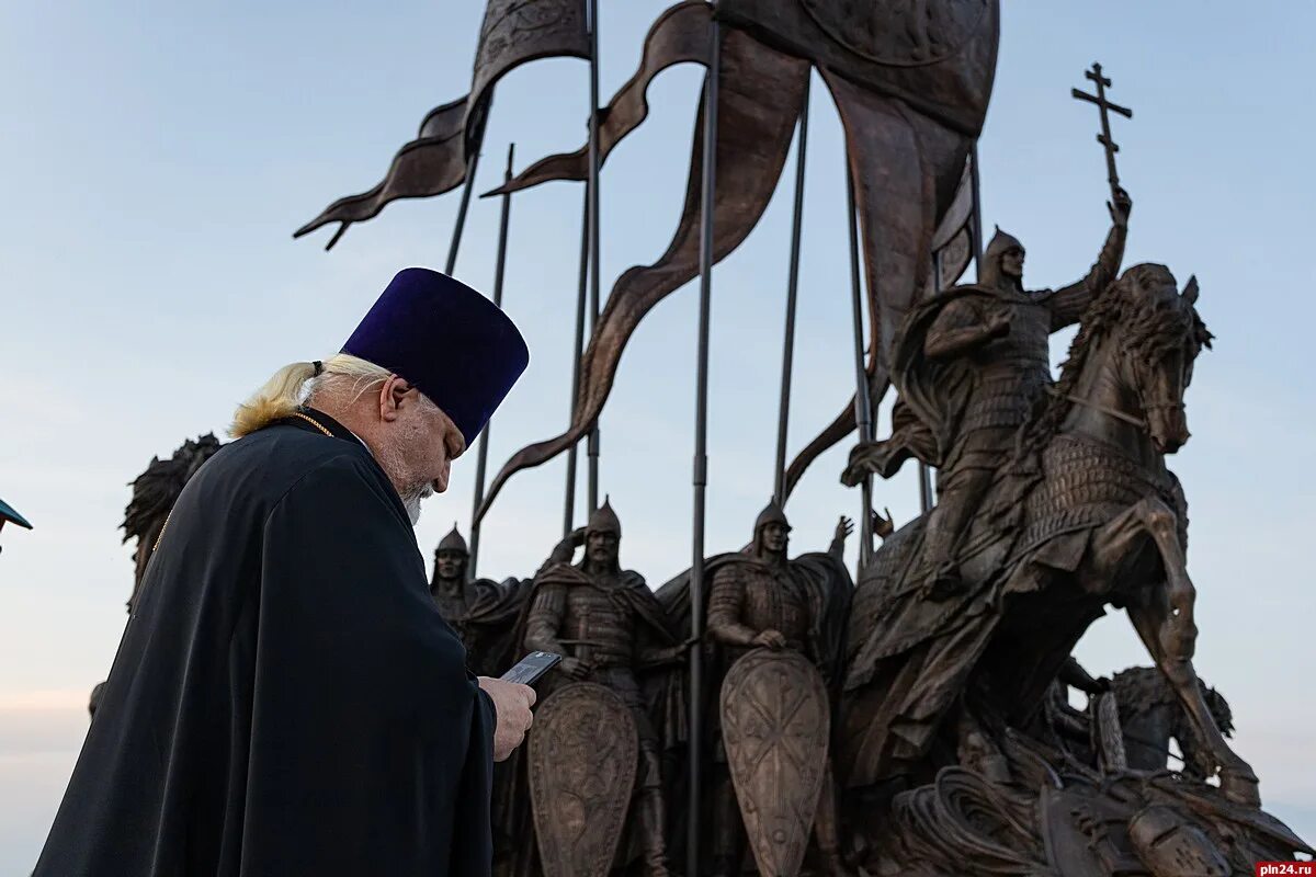 Открыли памятник александру. Памятник Александру Невскому в Пскове Самолва. Новый памятник Александру Невскому в Пскове 2021.