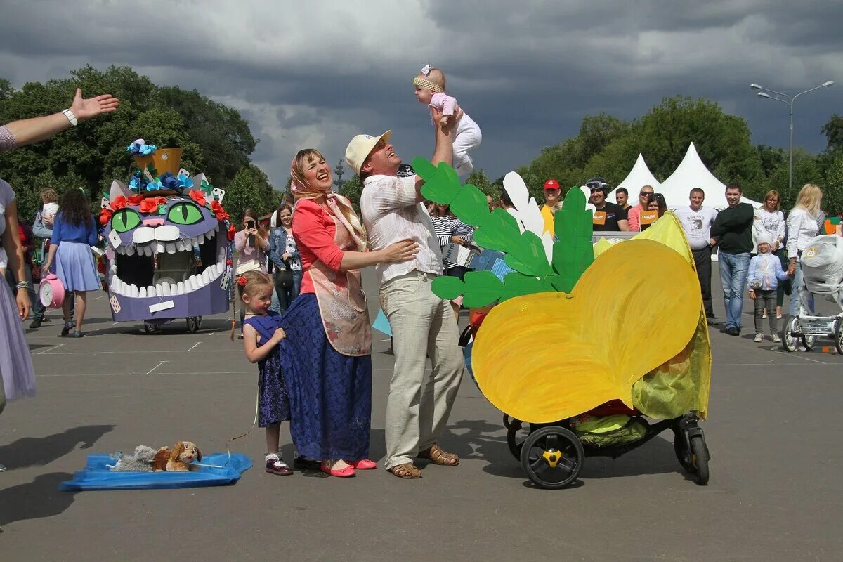 Украшенная коляска для мальчика. Нарядить коляску. Конкурс колясок фото. Парад колясок 2014 москва. Украшение колясок на конкурс.